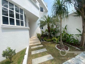 Casa de 2 niveles con consultorio en Venta en Av Miguel Hidalgo,Col. Benito Juarez N, Coatzacoalcos.