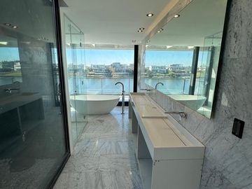 Exclusiva Casa en Venta al Lago Virazon Nordelta