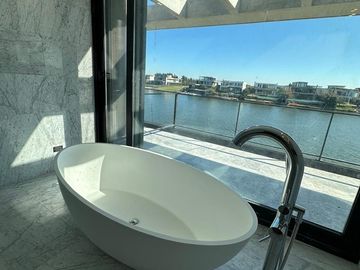 Exclusiva Casa en Venta al Lago Virazon Nordelta