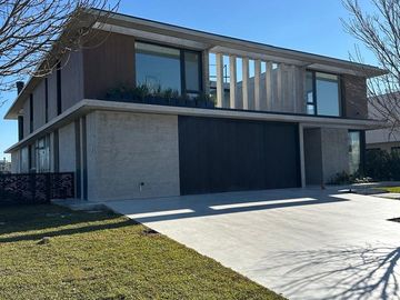 Exclusiva Casa en Venta al Lago Virazon Nordelta