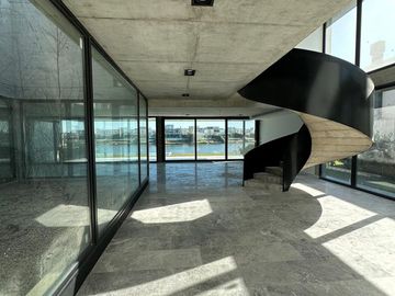Exclusiva Casa en Venta al Lago Virazon Nordelta