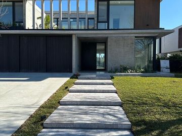 Exclusiva Casa en Venta al Lago Virazon Nordelta