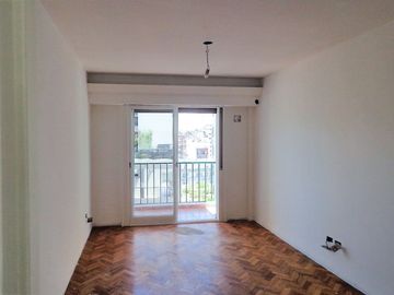 VENTA - DEPTO 2 AMB CON BALCON MUY LUMINOSO
