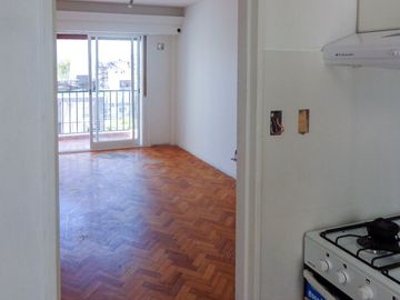 VENTA - DEPTO 2 AMB CON BALCON MUY LUMINOSO