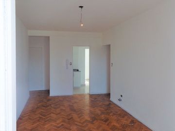 VENTA - DEPTO 2 AMB CON BALCON MUY LUMINOSO