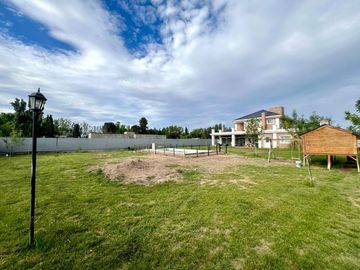 VENTA CASA 4 DORMITORIOS Bo. EL CIPRES CIPOLLETTI