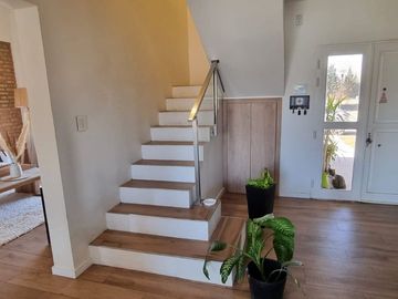 VENTA CASA 4 DORMITORIOS Bo. EL CIPRES CIPOLLETTI