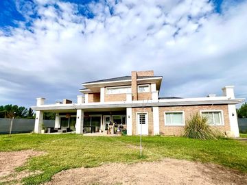 VENTA CASA 4 DORMITORIOS Bo. EL CIPRES CIPOLLETTI