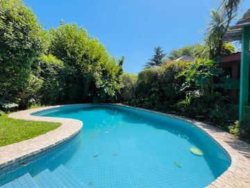 CASA CON PARQUE PILETA EN LOMAS DE SAN ISIDRO