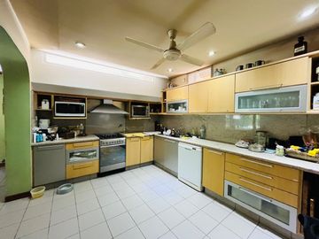 CASA CON PARQUE PILETA EN LOMAS DE SAN ISIDRO
