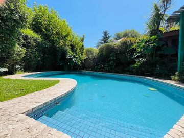 CASA CON PARQUE PILETA EN LOMAS DE SAN ISIDRO