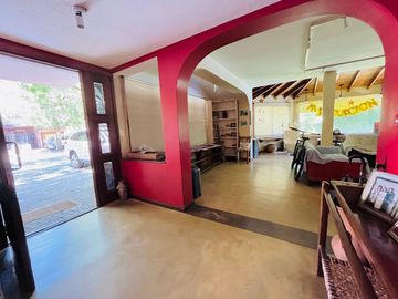 CASA CON PARQUE PILETA EN LOMAS DE SAN ISIDRO