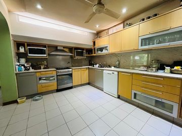 CASA CON PARQUE PILETA EN LOMAS DE SAN ISIDRO