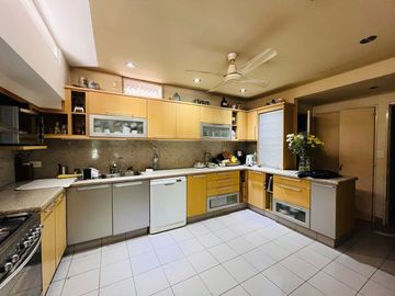 CASA CON PARQUE PILETA EN LOMAS DE SAN ISIDRO
