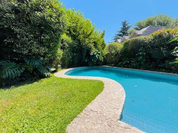 CASA CON PARQUE PILETA EN LOMAS DE SAN ISIDRO