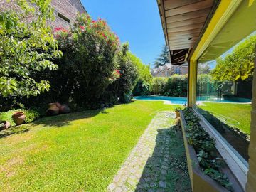 CASA CON PARQUE PILETA EN LOMAS DE SAN ISIDRO