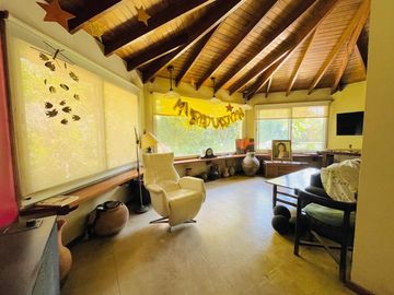 CASA CON PARQUE PILETA EN LOMAS DE SAN ISIDRO