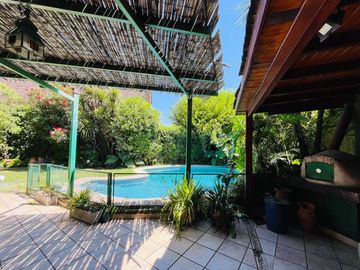 CASA CON PARQUE PILETA EN LOMAS DE SAN ISIDRO
