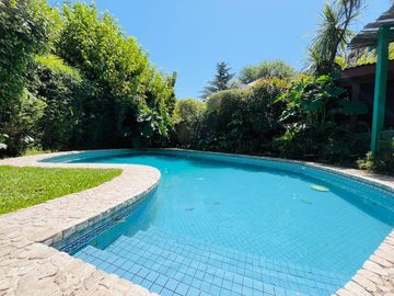CASA CON PARQUE PILETA EN LOMAS DE SAN ISIDRO