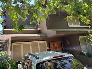 CASA CON PARQUE PILETA EN LOMAS DE SAN ISIDRO