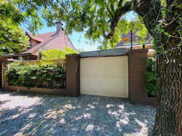 CASA CON PARQUE PILETA EN LOMAS DE SAN ISIDRO