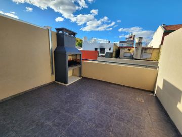 Venta PH Tríplex Frente A Estrenar Patio y Cochera