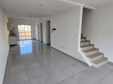Venta PH Tríplex Frente A Estrenar Patio y Cochera