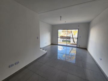 Venta PH Tríplex Frente A Estrenar Patio y Cochera