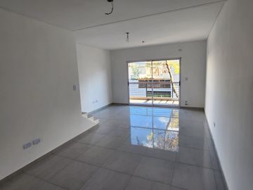 Venta PH Tríplex Frente A Estrenar Patio y Cochera