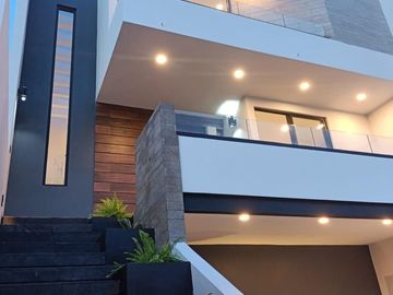 Casa en venta en Monte Magno: 4 habitaciones y jardín con mas de 50 m2
