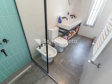 Venta casa 5 ambientes con piscina y cochera en Haedo.