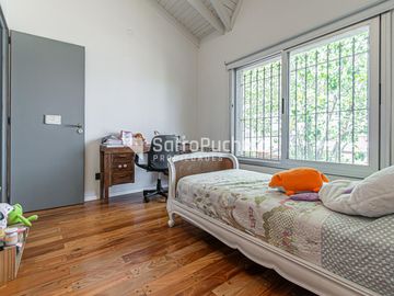 Venta casa 5 ambientes con piscina y cochera en Haedo.