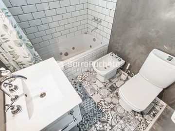 Venta casa 5 ambientes con piscina y cochera en Haedo.