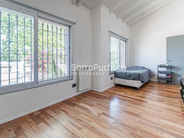 Venta casa 5 ambientes con piscina y cochera en Haedo.