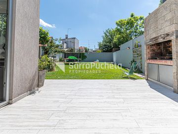 Venta casa 5 ambientes con piscina y cochera en Haedo.