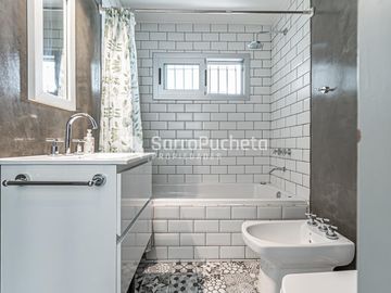 Venta casa 5 ambientes con piscina y cochera en Haedo.