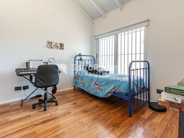 Venta casa 5 ambientes con piscina y cochera en Haedo.