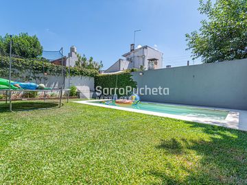 Venta casa 5 ambientes con piscina y cochera en Haedo.