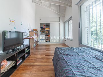 Venta casa 5 ambientes con piscina y cochera en Haedo.
