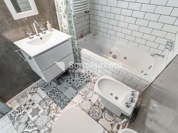 Venta casa 5 ambientes con piscina y cochera en Haedo.