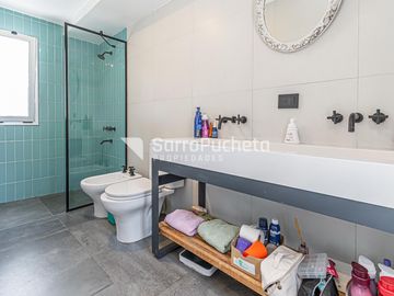 Venta casa 5 ambientes con piscina y cochera en Haedo.