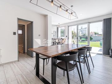 Venta casa 5 ambientes con piscina y cochera en Haedo.