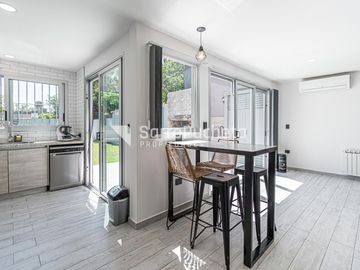 Venta casa 5 ambientes con piscina y cochera en Haedo.