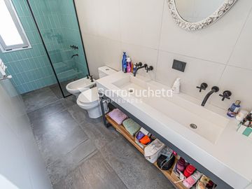 Venta casa 5 ambientes con piscina y cochera en Haedo.