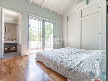 Venta casa 5 ambientes con piscina y cochera en Haedo.