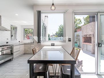 Venta casa 5 ambientes con piscina y cochera en Haedo.