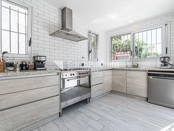 Venta casa 5 ambientes con piscina y cochera en Haedo.