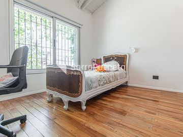 Venta casa 5 ambientes con piscina y cochera en Haedo.