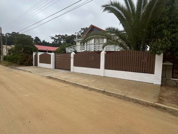 CASA EN EL QUISCO NORTE 5D/2B Y 5 ESTACIONAMIENTOS
