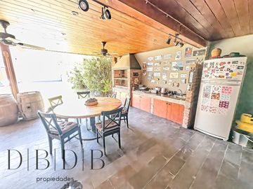 CASA EN VITACURA CON VISTA AL CERRO Y PISCINA